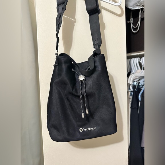 ❌SOLD ❌ Lululemon bucket bag - Picture 6 of 10
